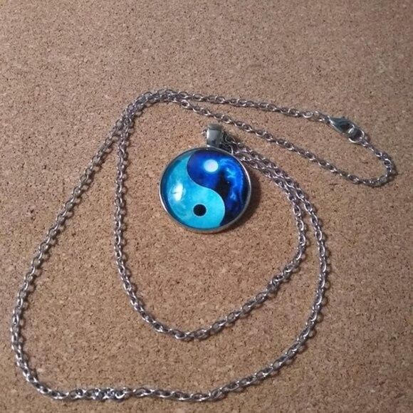 Day & Night Ying Yang Necklace - Picture 6 of 9